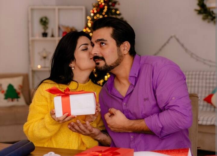 करवा चौथ पर पति भी अपनी पत्नी को कुछ खास तोहफा देने की तैयारी में लग जाते हैं. ये गिफ्ट ऐसे होते हैं जो आपसी प्यार को जताते हैं. ऐसे में अगर आप भी अपनी पत्नी को इस बार करवा चौथ पर कुछ खास गिफ्ट देना चाह रहे हैं और आपका बजट 5000 तक का है तो आपको इन गिफ्ट आइडियाज पर गौर करना चाहिए. बजट में आने वाले ये गिफ्ट आपकी पत्नी को बेहद पसंद भी आएंगे और उसके काम के भी साबित होंगे.