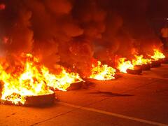 Solapur News : सोलापुरात मराठा आरक्षणाची धग, टायर जाळत केलं रास्ता रोको