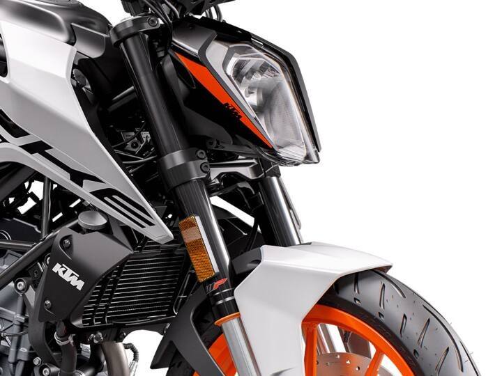 Budget Adventure Bikes: ભારતીય માર્કેટમાં કેટલાય બાઇક્સ એવા છે જે એડવેન્ચર અને સાહસના શોખીનો માટે જ છે. આનું વેચાણ પણ ધૂમ થઇ રહ્યું છે, જો તમે પણ બાઇક રાઇડિંગના શોખીન છો અને તમે તમારા માટે બજેટ એડવેન્ચર બાઇક ખરીદવાનું પ્લાનિંગ બનાવ્યુ છે, તો અહીં બતાવેલા ઓપ્શન તમારે કામ આવી શકે છે. જાણો બજેટ એડવેન્ચર બાઇક્સ વિશે.....