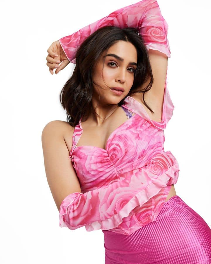 बॉलिवूड अभिनेत्री शर्वरी वाघ ही तिच्या हॉट आणि बोल्ड अंदाजासाठी सोशल मीडियावर कायम चर्चेत असते.