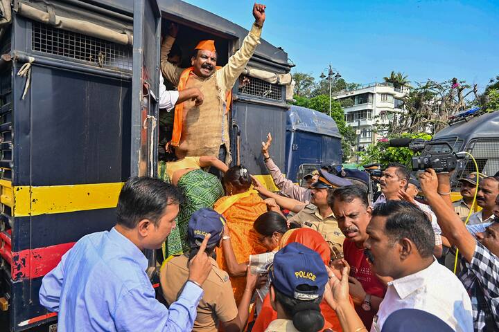 मराठा समुदाय के सदस्य अन्य पिछड़ा वर्ग (ओबीसी) श्रेणी के तहत सरकारी नौकरियों एवं शिक्षा में आरक्षण की मांग को लेकर प्रदर्शन कर रहे हैं. प्रदर्शन ने तब जोर पकड़ लिया, जब सामाजिक कार्यकर्ता जरांगे प्रदर्शन के दूसरे चरण के तहत जालना में अंतरवाली सराटी गांव में 25 अक्टूबर से अनिश्चितकालीन अनशन पर बैठ गए. उनकी अपील पर कई ग्रामीणों ने गांव में राजनीतिक दलों के नेताओं का प्रवेश प्रतिबंधित कर दिया है.