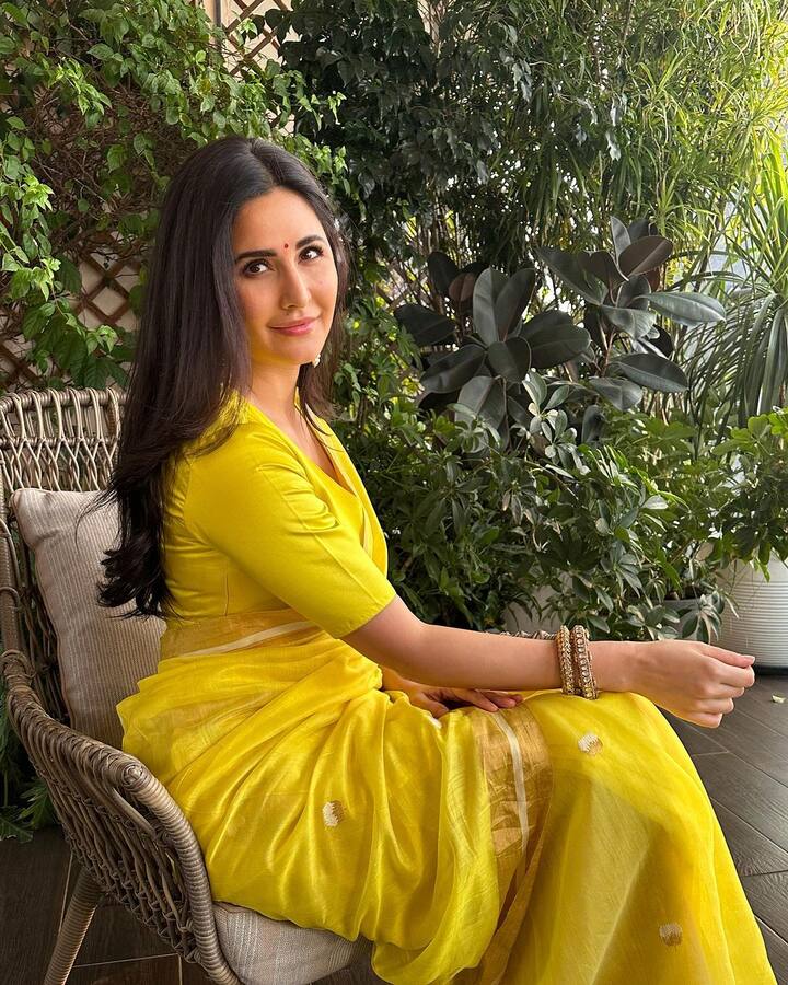 Katrina Kaif Saree Photos: બોલિવૂડ અભિનેત્રી કેટરિના કૈફ ફિલ્મોની સાથે સોશિયલ મીડિયા પર પણ પોતાનો ચાર્મ ફેલાવતી રહે છે. તાજેતરમાં તેણે સાડીમાં તેની સુંદર તસવીરો શેર કરી છે.