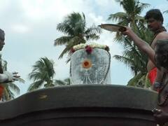 விவசாய தோட்டத்திற்குள் 8 அடி உயர சிவலிங்கம்...சிவனடியார்கள் கூடி தமிழ் முறைப்படி சிறப்பு பூஜை