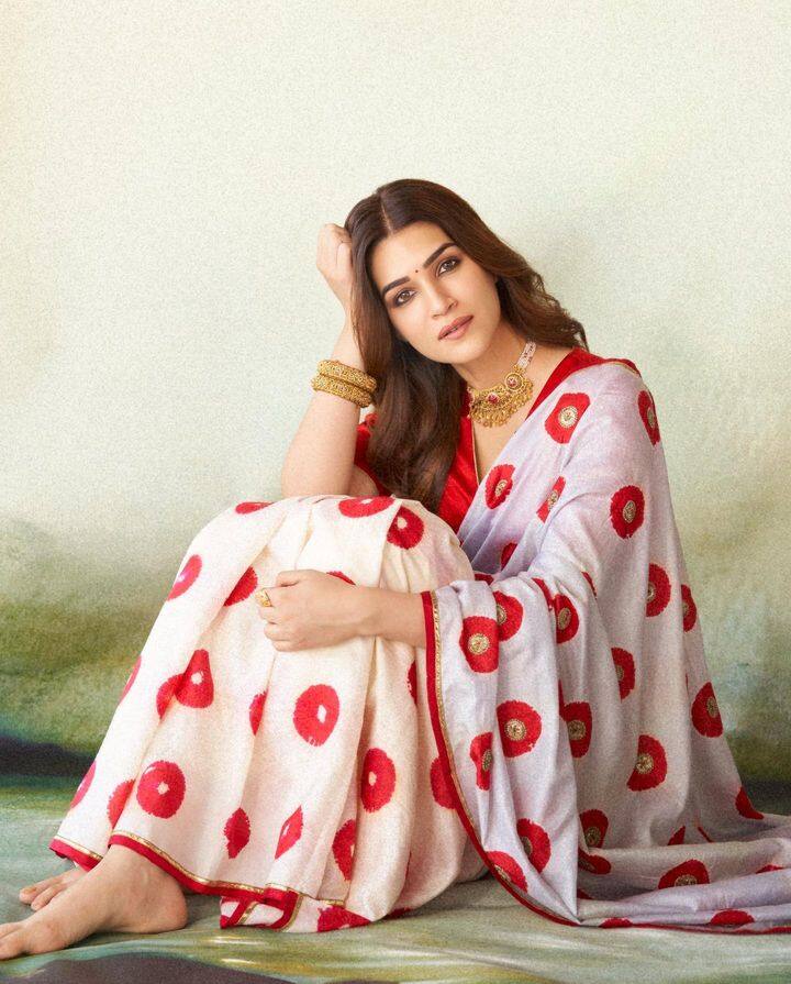 या लूकमध्ये अभिनेत्री खूपच सुंदर दिसत आहे. तसेच तिने कॅप्शनमध्ये लिहिले आहे,  I’m a saree girl.