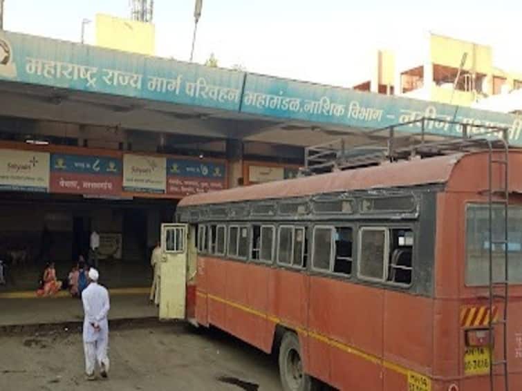 Nashik latest News Bus trips from Nashik to Marathwada have been canceled due to Maratha andolan maharashtra news Nashik Bus Service : मराठा आंदोलनाची धग, नाशिकहून मराठवाडयात जाणारी लालपरी थांबली, प्रवाशांचे हाल, सकाळपासून बस बंद!