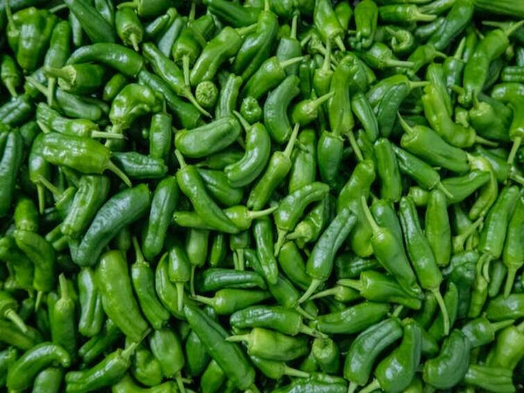 Kitchen Hacks Follow these tips to keep green chillies for longer Kitchen Hacks : పచ్చి మిరపకాయలు చెడిపోతున్నాయా? ఇలా చేస్తే వారం రోజులు తాజాగా ఉంటాయ్