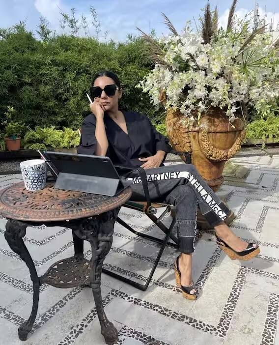 ਅਤੇ ਨਾਲ ਹੀ, ਸ਼ਾਹਰੁਖ ਖਾਨ ਅਕਸ. ਖਾਸ ਦਿਨਾਂ 'ਤੇ, ਉਹ ਆਪਣੇ ਪ੍ਰਸ਼ੰਸਕਾਂ ਨੂੰ ਮਿਲਣ ਲਈ ਛੱਤ 'ਤੇ ਨਜ਼ਰ ਆਉਂਦੇ ਹਨ।