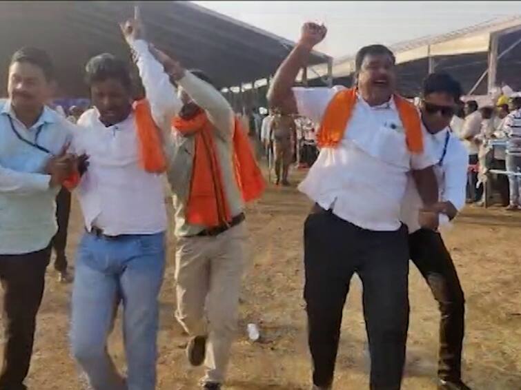 Maratha Reservation Protestors shouting slogans in Shasan Aplya dari program in presence of CM Eknath Shinde at Yavatmal Maharashtra Maratha Reservation : 'शासन आपल्या दारी' कार्यक्रमात गदारोळ; मराठा आरक्षण आणि शेतकऱ्यांच्या मुद्यांवर घोषणाबाजी करणारे ताब्यात