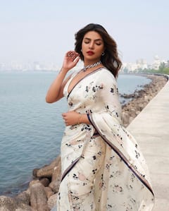 పూల చీరలో హాట్​ ఫోజులిచ్చిన దేశీ గర్ల్