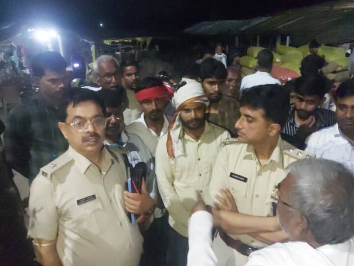 Bihar News Crime Samastipur Young man was Shot Mob Beaten Up sub-inspector Who Was carrying the injured ANN Samastipur Firing: समस्तीपुर में युवक को मारी गोली, जख्मी को ले जा रहे दारोगा को भीड़ ने पीटा, बाइक और दुकान में तोड़फोड़