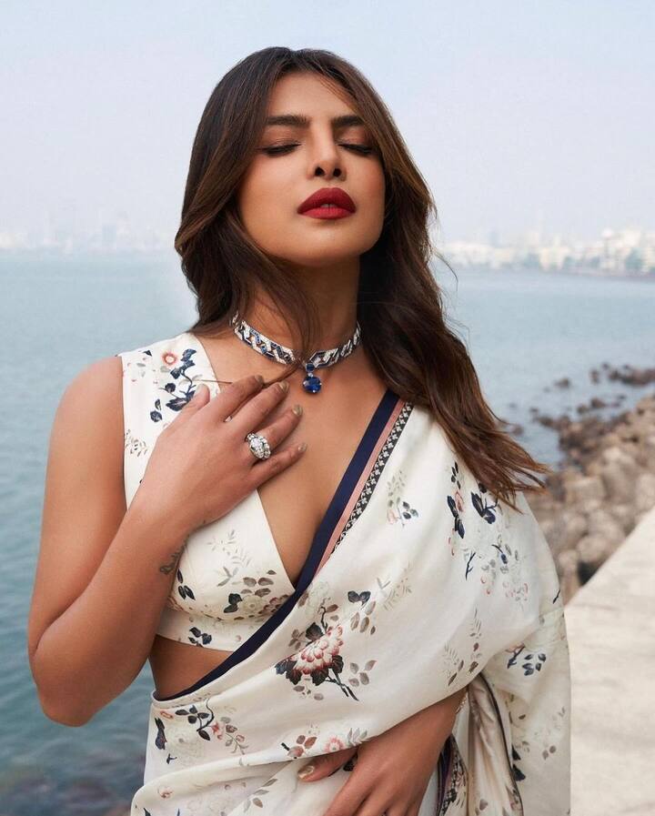 చైనీ చౌకర్తో.. దానికి మ్యాచింగ్ రింగ్ పెట్టింది ప్రియాంక.
