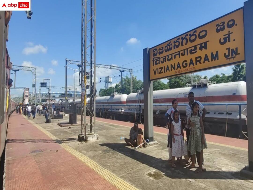Visakha to vijayanagaram special memu train saves hundreds of lives Vijayanagaram Train accident: ఆ రైలు లేకుంటే పెను ప్రమాదమేనా? - వందల మంది ప్రాణాలు కాపాడిన మెమొ రైలు