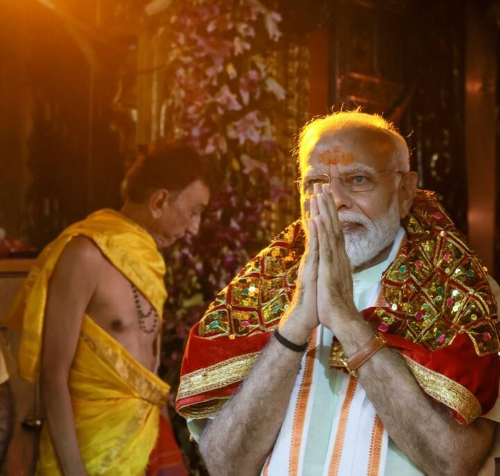 અંબાજી દેવસ્થાન ટ્ર્સ્ટ તરફથી માતાજીની ચુંદડી ઓઢાડીને પીએમનું સન્માન કરવામાં આવ્યું હતું.