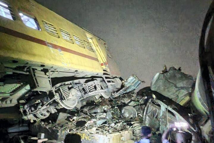 Andhra Pradesh train accident death toll rises to 14; Up to 100 people injured, accident likely due to human error આંધ્ર પ્રદેશ ટ્રેન અકસ્માતમાં મૃત્યુઆંક વધીને 14 થયો; 100 જેટલા લોકો ઘાયલ, માનવીય ભૂલને કારણે અકસ્માતની શક્યતા