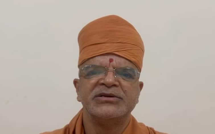 Rajkot News: Swaminarayan Sadhu Niranjan Das apologize to sanatan dharma after controversy in rajkot નિરંજનદાસ ઢીલા પડ્યા, 'સનાતન ધર્મની જય હો' કહીને સ્વામિનારાયણ સાધુએ વિવાદ વચ્ચે માંગી માફી