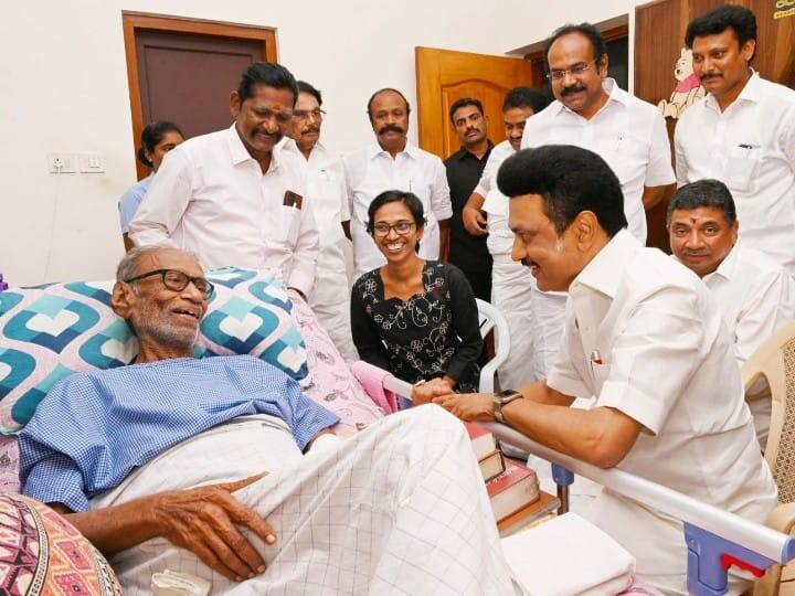 Chief Minister has shown love and respect for me beyond politics says pazha nedumaran TNN முதல்வர் அரசியலுக்கு அப்பாற்பட்டு என் மீது அன்பும், மதிப்பும்  காட்டி இருக்கிறார் - பழ.நெடுமாறன் நெகிழ்ச்சி