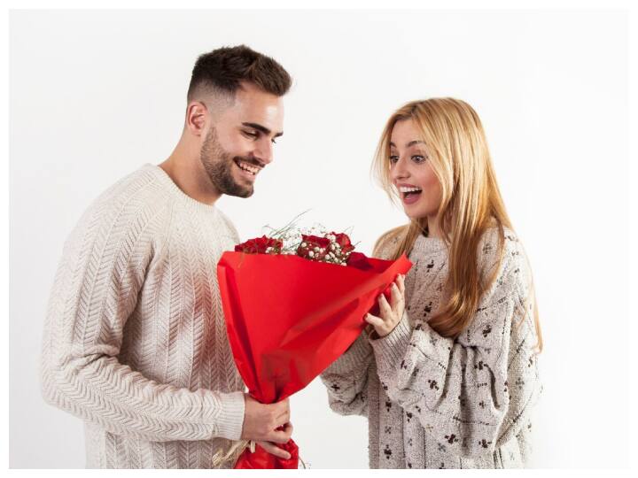 करवा चौथ के मौके पर अपनी पत्नी को एक खूबसूरत हैंडबैग गिफ्ट दे सकते हैं. आप उनकी पसंद के रंग, डिज़ाइन और ब्रांड का एक अच्छा सा और स्टाइलिश हैंडबैग खरीद सकते हैं.