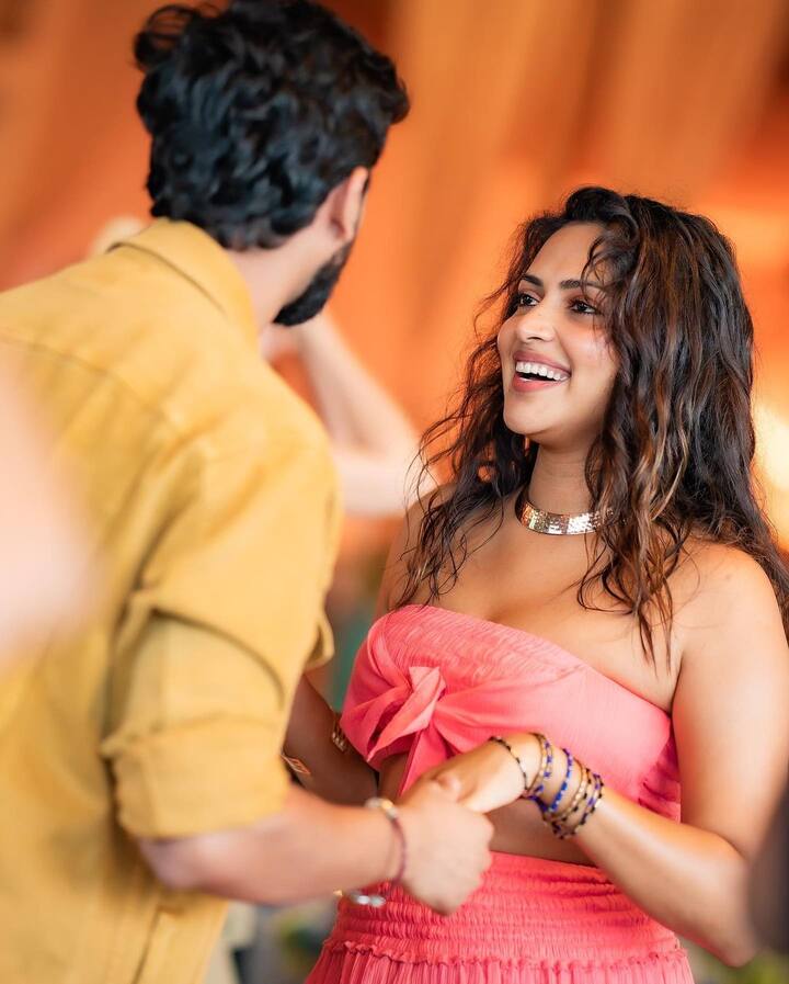 The video shows the couple enjoying a flash mob dance performance at some restaurant during their vacation.