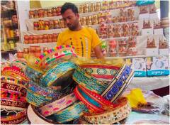 In Pics: बनारस के बाजारों में दिखी करवा चौथ की रौनक, शॉपिंग के लिए दिखा उत्साह, देखें तस्वीरें