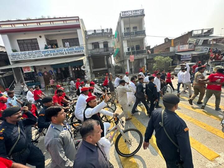 लखनऊ में पीडीए यात्रा में हिस्सा ले रहे यादव ने संवाददाताओं से बातचीत में कहा, “पीडीए में हर कोई शामिल है. चाहे वह अगड़ा हो या आदिवासी, पीडीए में सभी को शामिल किया गया है जिनके अधिकारों के लिए हमारी पार्टी संघर्ष कर रही है.”