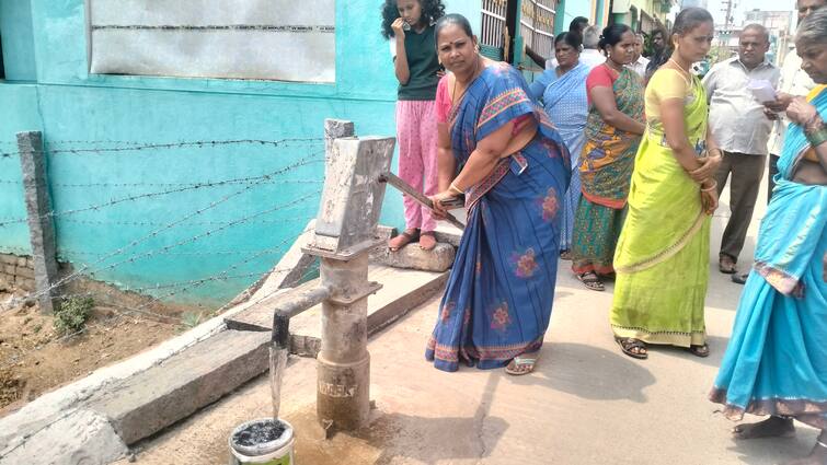 Dharmapuri people are suffering due to sewage mixed with drinking water and foul smell TNN குடிநீருடன் கலந்து வரும் சாக்கடை நீர்..வீசும் துர்நாற்றம் - தருமபுரியில் மக்கள் அவதி