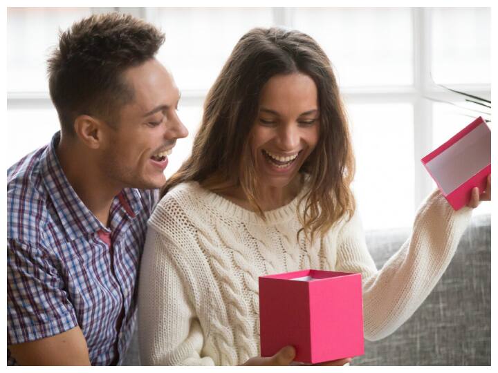 करवा चौथ के मौके पर अपनी पत्नी को एक खूबसूरत ज्वेलरी सेट गिफ्ट दे सकते हैं. ज्वेलरी महिलाओं को हमेशा पसंद आती है और यह एक यादगार उपहार होगा.