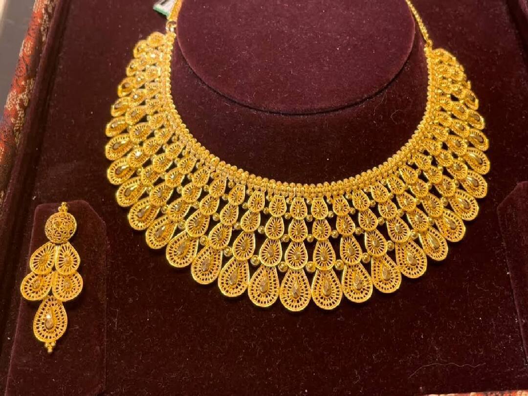 Latest Gold Silver: வாரத்தின் முதல் நாள் அதிரடியாக குறைந்த தங்கம் விலை.. ஒரு சவரன் எவ்ளோ தெரியுமா? இன்றைய விலை நிலவரம் இதோ..