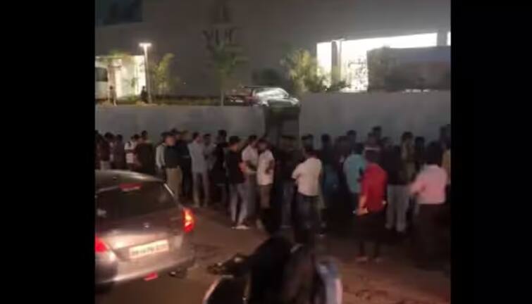 Pune Apartment: 8 hours long queue to buy an apartment worth Rs 2 crore in Pune, not outside any bank! Video: આ કોઈ ફ્રીમાં વસ્તુ લેવા નહીં પણ 2 કરોડના એપાર્ટમેન્ટ લેવા લાંબી લાઈન લાગી, લોકો 8 કલાક સુધી ઉભા રહ્યા!