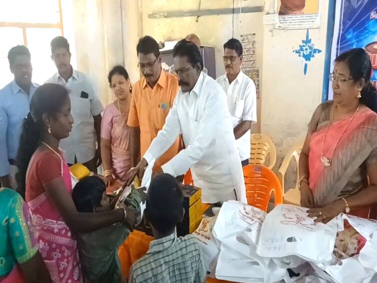 Mayiladuthurai news Government school teacher gave gifts and sweets to differently-abled students near Sirkazhi on Diwali TNN மாற்றுத் திறனாளி மாணவர்களுக்கு தீபாவளி பரிசு.... அரசு பள்ளி ஆசிரியருக்கு குவியும் பாராட்டுகள்...!