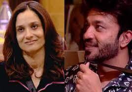 ਪਰ ਇਹ ਸਭ ਸੁਣਨ ਤੋਂ ਬਾਅਦ ਐਸ਼ਵਰਿਆ ਨੂੰ ਇਹ ਬਿਲਕੁਲ ਵੀ ਪਸੰਦ ਨਹੀਂ ਆਇਆ ਉਹ ਕਾਫੀ ਪਰੇਸ਼ਾਨ ਹੋ ਜਾਂਦੀ ਹੈ, ਜਿਸ ਤੋਂ ਬਾਅਦ ਉਹ ਨੀਲ ਨਾਲ ਵੀ ਇਸ ਬਾਰੇ ਗੱਲ ਕਰਦੀ ਨਜ਼ਰ ਆ ਰਹੀ ਹੈ। ਅਭਿਨੇਤਰੀ ਦਾ ਕਹਿਣਾ ਹੈ ਕਿ ਉਸ ਦੇ ਆਪਣੇ ਵਿਆਹ ਦਾ ਕੋਈ ਟਿਕਾਣਾ ਨਹੀਂ ਹੈ ਅਤੇ ਉਹ ਸਾਡੀ ਨਿੱਜੀ ਜ਼ਿੰਦਗੀ ਉੱਪਰ ਕਮੈਂਟ ਕਿਵੇਂ ਕਰ ਸਕਦਾ ਹੈ। ਅੱਗੇ ਵੀਡੀਓ 'ਚ ਐਸ਼ਵਰਿਆ ਵਿੱਕੀ 'ਤੇ ਗੁੱਸੇ 'ਚ ਨਜ਼ਰ ਆ ਰਹੀ ਹੈ।