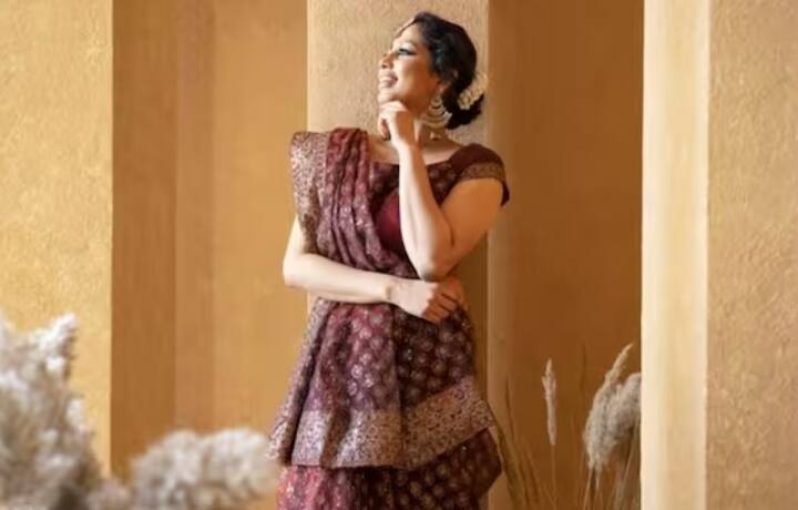 ડિઝાઈનર સાડીઃ સાડી દરેક મહિલાની પસંદગી છે. આવી સ્થિતિમાં તમે પાંચ હજારના બજેટમાં તમારી પત્નીને સુંદર સાડી ગિફ્ટ કરી શકો છો. જ્યારે પણ તે કોઈ પણ ફંક્શનમાં આ સાડી પહેરશે ત્યારે તે તમને ચોક્કસ યાદ કરશે. આજકાલ માર્કેટમાં અનેક પ્રકારની ડિઝાઇનર સાડીઓ છે. પાંચ હજારના બજેટમાં તમે કોઈપણ ડિઝાઈનર કે બોલિવૂડની સાડી મેળવી શકો છો.