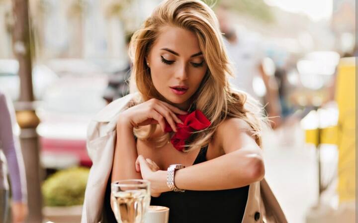 रिस्ट वॉच : करवा चौथ पर आप अपनी पत्नी के लिए एक खूबसूरत घड़ी भी ले सकते हैं. आजकल काफी स्टाइलिश घड़ियां ट्रेंड में हैं. आप अपनी पत्नी की पसंद के हिसाब से उन्हें पसंद कर सकते हैं. आपकी पत्नी को ये तोहफा जरूर पसंद आएगा. आप चाहें तो स्पोर्ट्स वॉच भी दे सकते हैं. ये देखने में स्टाइलिश होने के साथ साथ फिटनेस के लिए हेल्पफुल भी होगी.