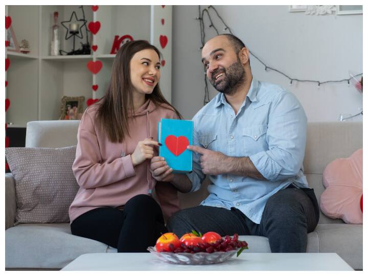 करवा चौथ के मौके पर अपनी पत्नी को प्रीमियम ब्यूटी गिफ्ट हैंपर देना एक अच्छा विकल्प हो सकता है. एक ब्यूटी गिफ्ट हैंपर में आपको फेस वॉश, मॉइश्चराइज़र, सीरम, मास्क, मेकअप किट आदि जैसी चीजें मिल जाती हैं