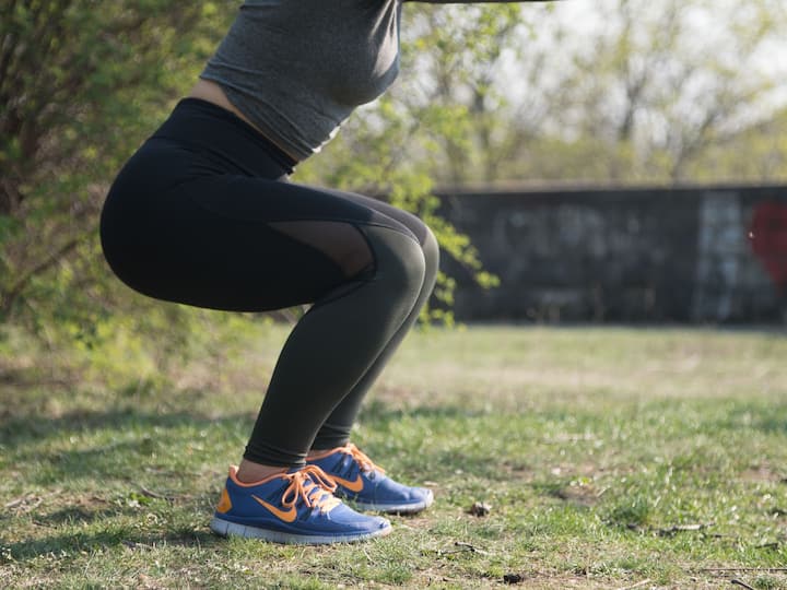 উলটো হয়ে মাটিতে প্রথমে শোবেন। এরপর শরীরের উপরের অংশ অর্থাৎ মাথা থেকে কোমর অবধি অংশটি উঠিয়ে নিন সামনের দিকে। হাতের পাতা দু’টোর ওপর জোর দিয়ে শরীরটাকে সামনের দিকে ঠেলবেন যত পারবেন। আর কোমর থেকে শরীরের নিচের অংশ মাটিতেই থাকবে। এতে আপনি প্রেশার অনুভব করবেন শরীরের উপর ভাগে। এই স্ট্রেচিংয়ে আপনার শরীর ঝরঝরে করে দেয়।