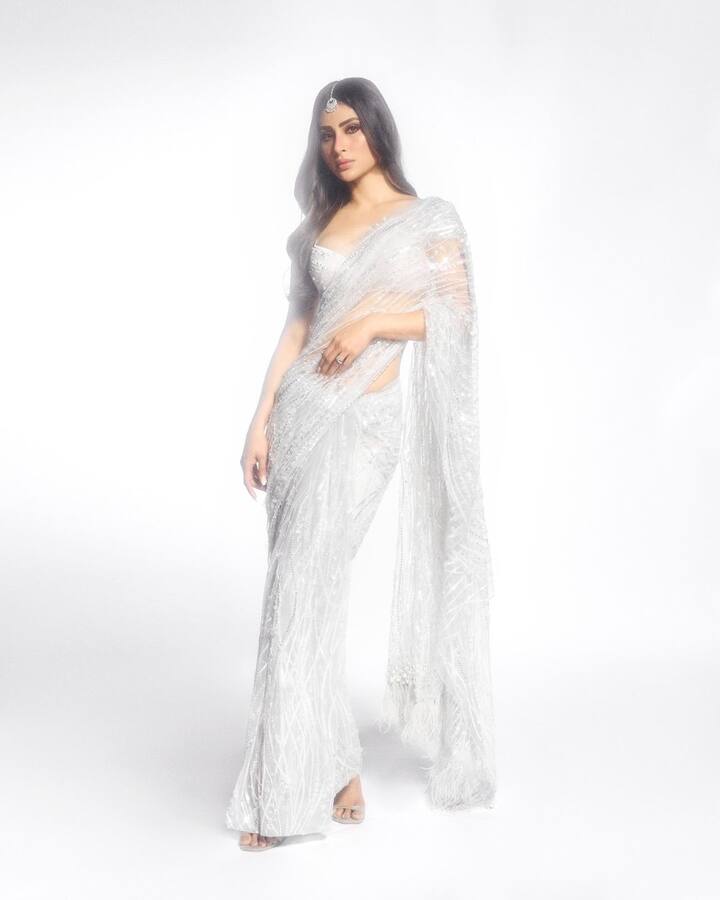 Mouni wore her long hair down and in the middle partition.