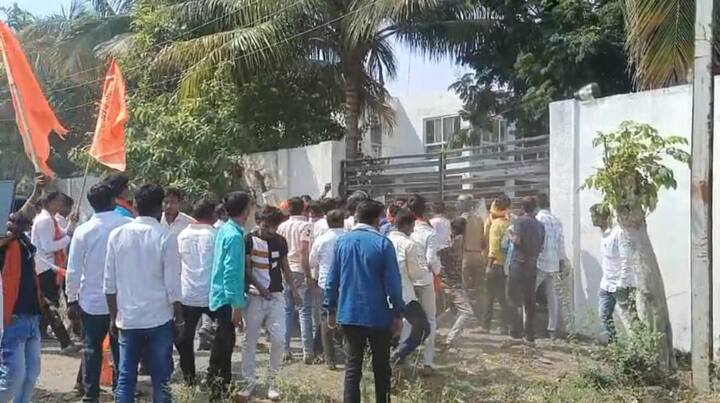 मराठा आरक्षण आंदोलनकारियों के हमले के बाद विधायक प्रकाश सोलंके ने प्रतिक्रिया दी है. विधायक प्रकाश सोलंके ने कहा