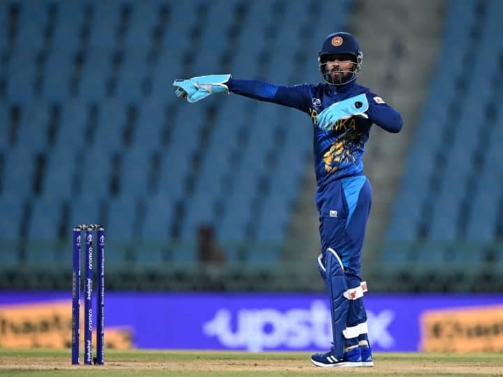 ICC World Cup 2023 Match 30 SL vs AFG Sri Lankan Captain Kusal Mendis showed a great gesture during National anthems SL vs AFG: श्रीलंका के कप्तान कुसल मेंडिस ने मैच शुरू होने से पहले ही जीता फैन्स का दिल, राष्ट्रगान के वक्त बच्चे को गिरने से बचाया