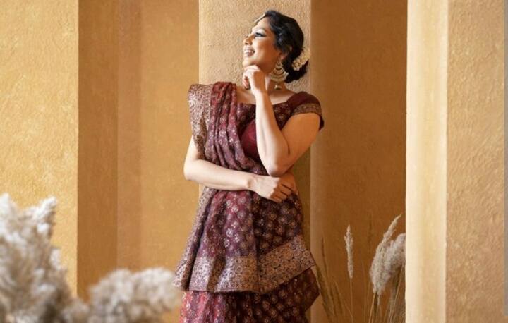 डिजाइनर साड़ी: साड़ियां हर महिला की पसंद होती हैं. ऐसे में आप अपनी पत्नी को पांच हजार के बजट में कोई खूबसूरत साड़ी गिफ्ट कर सकते हैं. ये साड़ी वो किसी फंक्शन में जब भी पहनेंगी तो उनको आपकी याद जरूर आएगी. आजकल बाजार में कई तरह की डिजाइनर साडियां हैं. आप पांच हजार के बजट में कोई भी डिजाइनर या बॉलीवुड साड़ी ला सकते हैं.