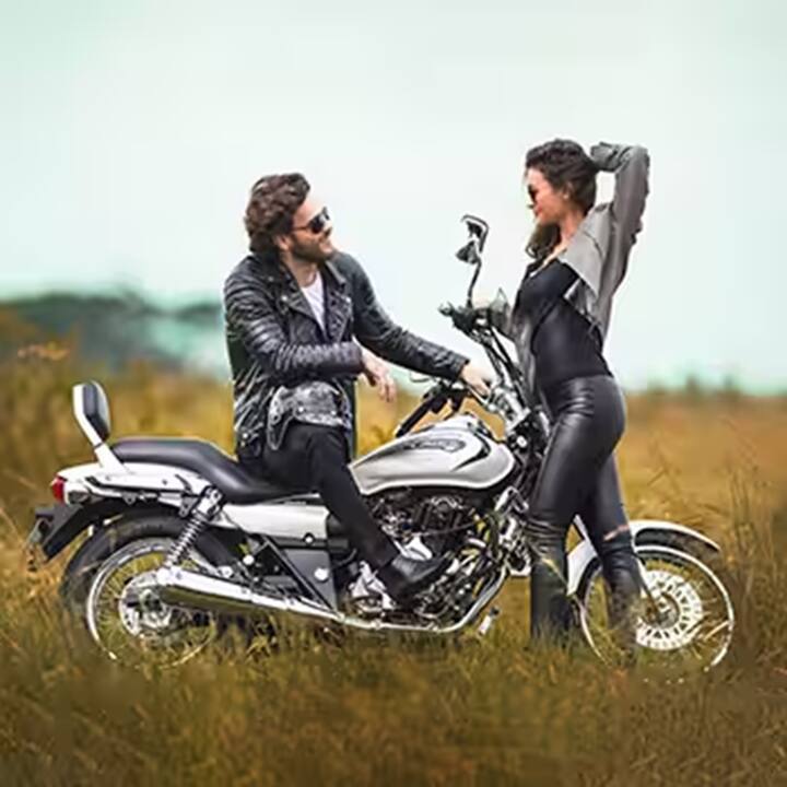 બીજી બાઇક એવેન્જર 220 ક્રૂઝ બાઇક છે. જેની શરૂઆતી કિંમત 1.43 લાખ રૂપિયા એક્સ-શૉરૂમ છે. આ ક્રૂઝ બાઇકને પાવર આપવા માટે ઓઇલ કૂલ્ડ DTS-i FI એન્જિન છે, જે 187hpનો પાવર અને 1755Nmનો મહત્તમ ટૉર્ક જનરેટ કરે છે.