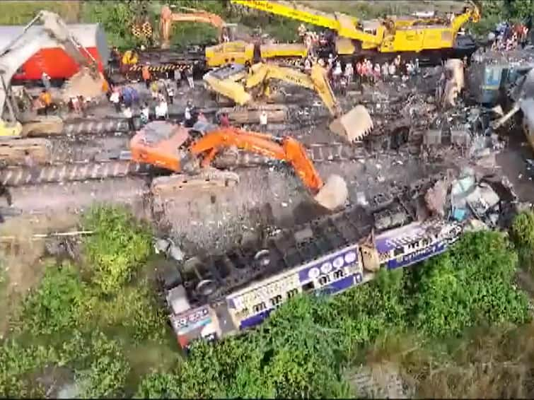 Andhra Pradesh train accident What are the reasons for the passenger train accident in Vizianagaram Vizianagaram Train Accident : విజయనగరంలో రైలు ప్రమాదం ఎలా జరిగింది? కారణాలేంటీ? బాలాసోర్‌ యాక్సిడెంట్‌తో పోలిక ఉందా?