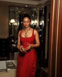 Rakul Preet Singh Photos : சிவப்பு உடையில் ஸ்டைலாக போஸ் கொடுக்கும் நடிகை ரகுல் ப்ரீத் சிங்..வைரலாகும் புகைப்படங்கள்..!