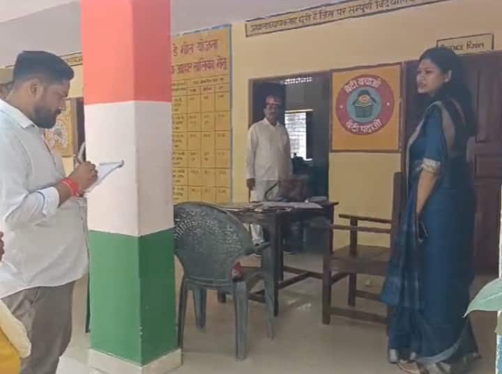 UP News: रायबरेली में डीएम ने किया कंपोजिट स्कूलों के औचक निरीक्षण, छात्रों की गैरहाजिरी देखकर आया गुस्सा Raebareli DM harshita mathur surprise inspection of composite schools ann UP News: रायबरेली में डीएम ने किया कंपोजिट स्कूलों के औचक निरीक्षण, छात्रों की गैरहाजिरी देखकर आया गुस्सा