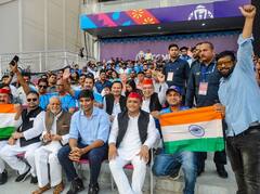 IND Vs ENG: इकाना स्टेडियम में इस अंदाज में दिखे अखिलेश यादव, एक्टर वेंकटेश समेत कई VIP मेहमान आए नजर