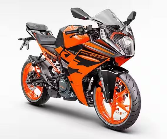 ચોથી બાઇક KTM 200 Duke છે, જેને એક્સ-શૉરૂમ 1.93 લાખ રૂપિયાની કિંમતે ખરીદી શકાય છે. આ બાઇકમાં 200cc એર-કૂલ્ડ એન્જિન છે, જે 10000rpm પર 25PS પાવર ડિલિવર કરવામાં સક્ષમ છે.