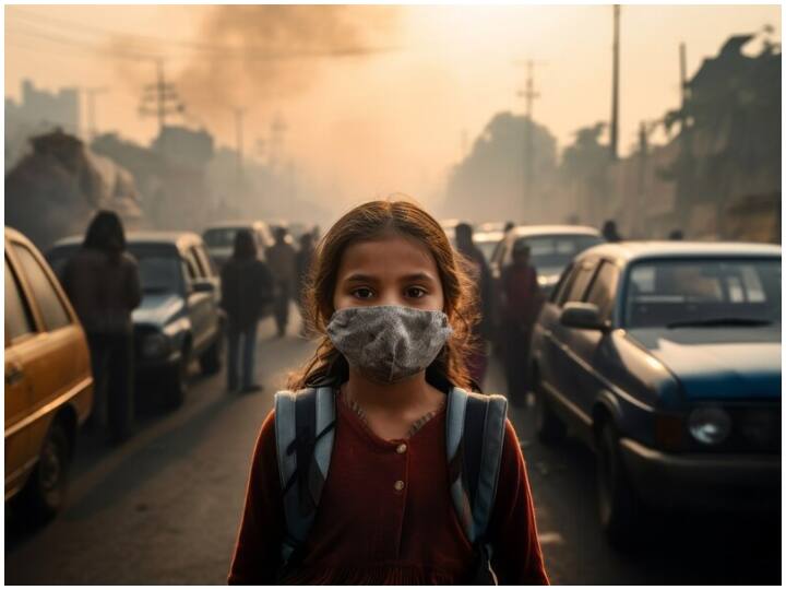 Delhi AQI Pollution Level: दिल्ली की हवा में AQI स्तर लगातार बढ़ता जा रहा है और अब ये 300 के पार चला गया है. ऐसे में जानते हैं कि आखिर नॉर्मल लेवल क्या है...