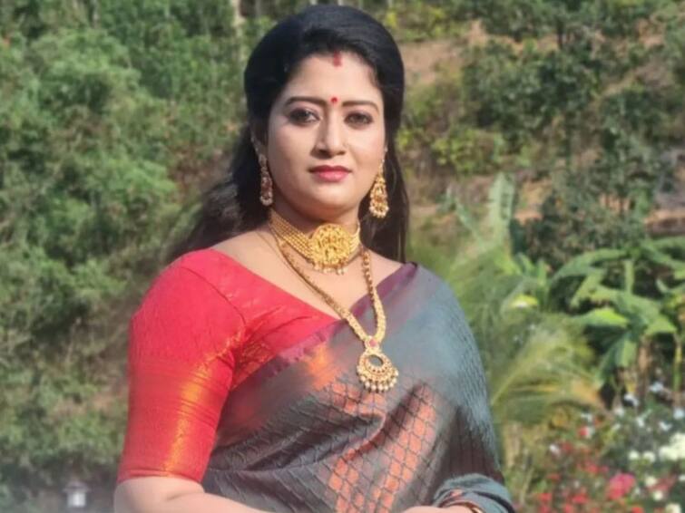 Malayalam Actress Renjusha Menon, 35, Dies By Suicide In Her Trivandrum Apartment Actress Suicide: பெரும் சோகத்தில் திரையுலகம்! 35 வயதிலே மலையாள நடிகை தற்கொலை - தூக்கில் தொங்கிய நிலையில் உடல் மீட்பு