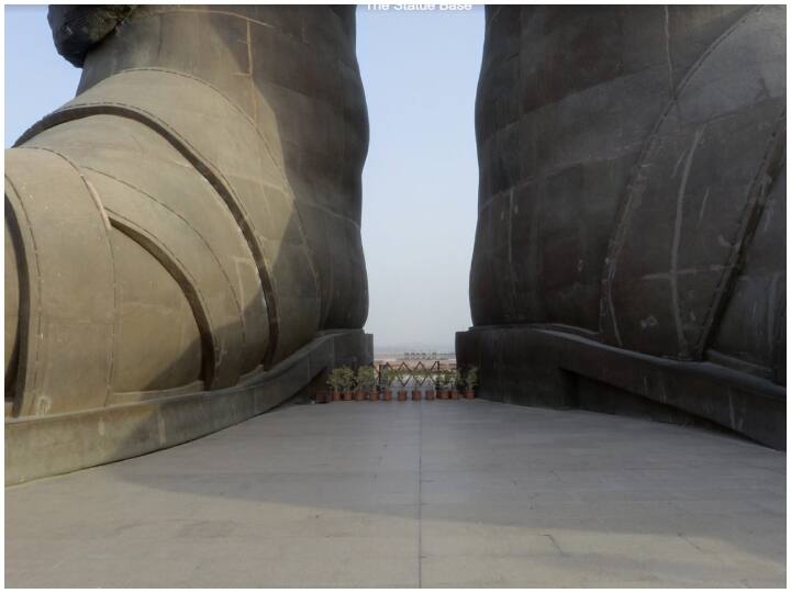 सरदार पटेल की इस प्रतिमा में एक लिफ्ट भी है और ये लिफ्ट इस मूर्ति के सीने तक जाती है और जहां सीना बना है, वहां अंदर एक गैलरी है.