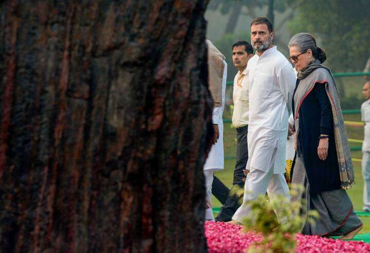 ঠাকুমার হঠাৎ ও ভয়ঙ্কর মৃত্যুতে দুই ভাই-বোন যে তখন ধাক্কা খেয়েছিলেন, সেটা কখনও লুকোননি রাহুল গাঁধী। আজ ঠাকুমা, অর্থাৎ ইন্দিরা প্রিয়দর্শিনী গাঁধীর প্রয়াণদিবসের ৩৯ বছরে তাঁকে স্মরণ করতে গিয়ে সোশ্যাল মিডিয়ায় লিখলেন, 'আমার শক্তি, আমার ঠাকুমা।'