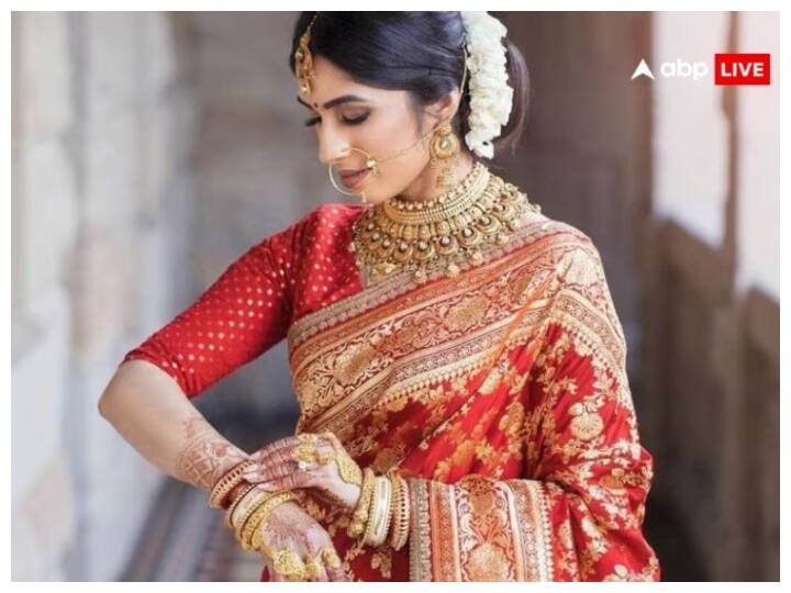 बिना किसी प्रोफेसनल की मदद के भी, सही प्रोडक्ट्स और टेक्नीक्स का इस्तेमाल करके आप एक शानदार लुक पा सकती हैं. चलिए जानते हैं कि बिना पार्लर जाए आप अपने मेकअप को किस प्रकार से खास बना सकती हैं.