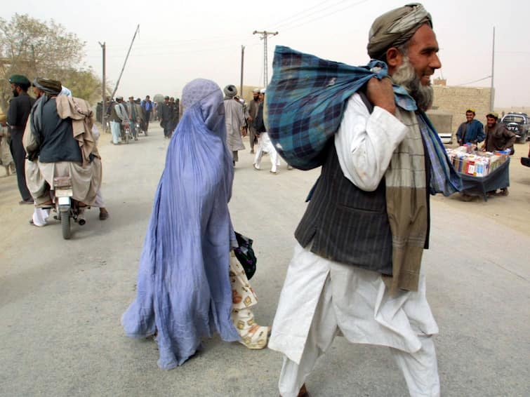 As Pakistans Nov 1 Deadline For Illegal Foreign Nationals Closes In, Afghans Make Their Way To Taliban Rule As Pakistan's Nov 1 Deadline For Illegal Foreign Nationals Closes In, Afghans Make Their Way To Taliban Rule